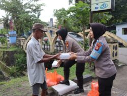 Polri Peduli, Kapolres Takalar Bersama Anggota Bagi-bagi Takjil Untuk Masyarakat Takalar