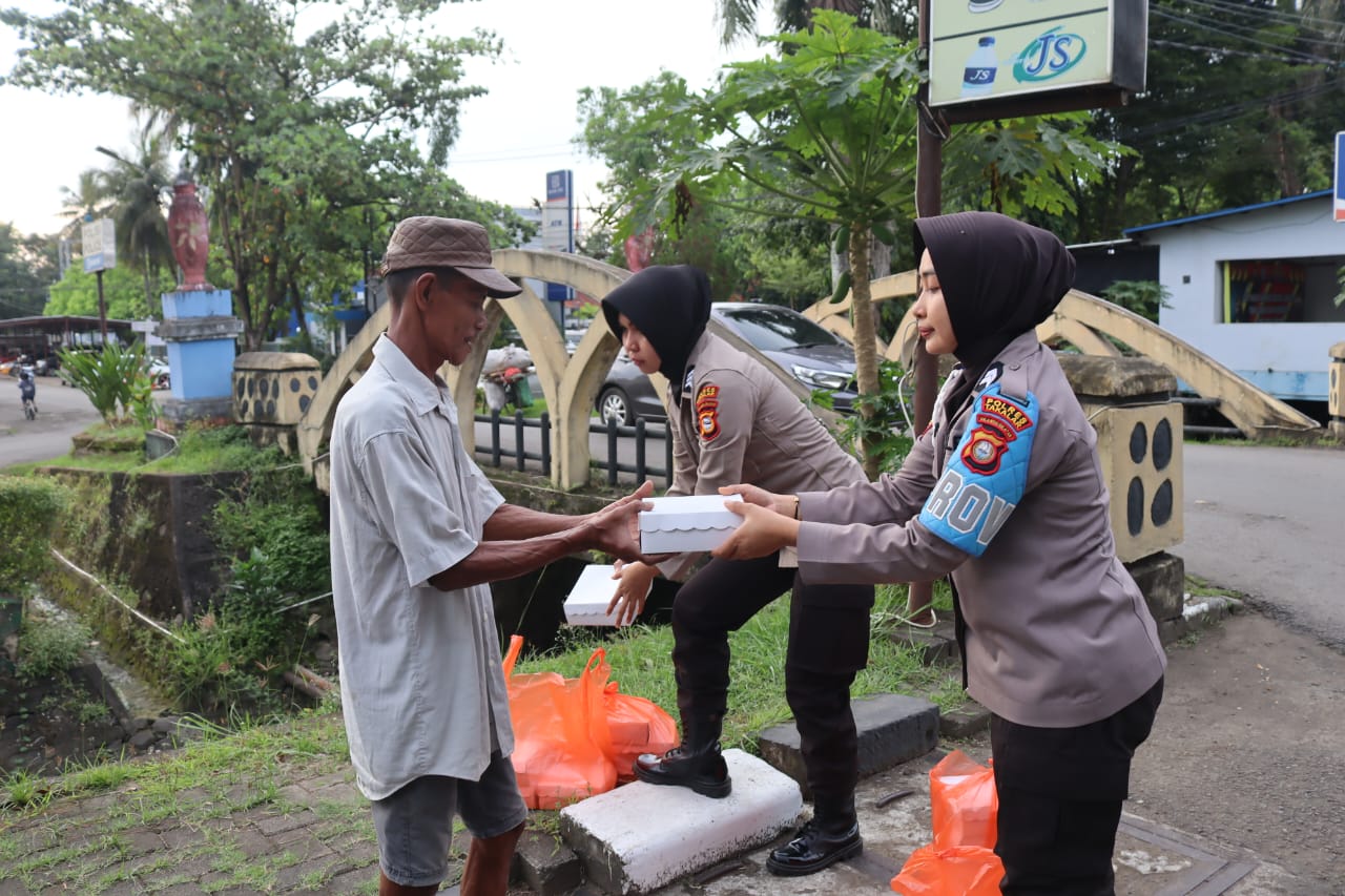 Polri Peduli, Kapolres Takalar Bersama Anggota Bagi-bagi Takjil Untuk Masyarakat Takalar