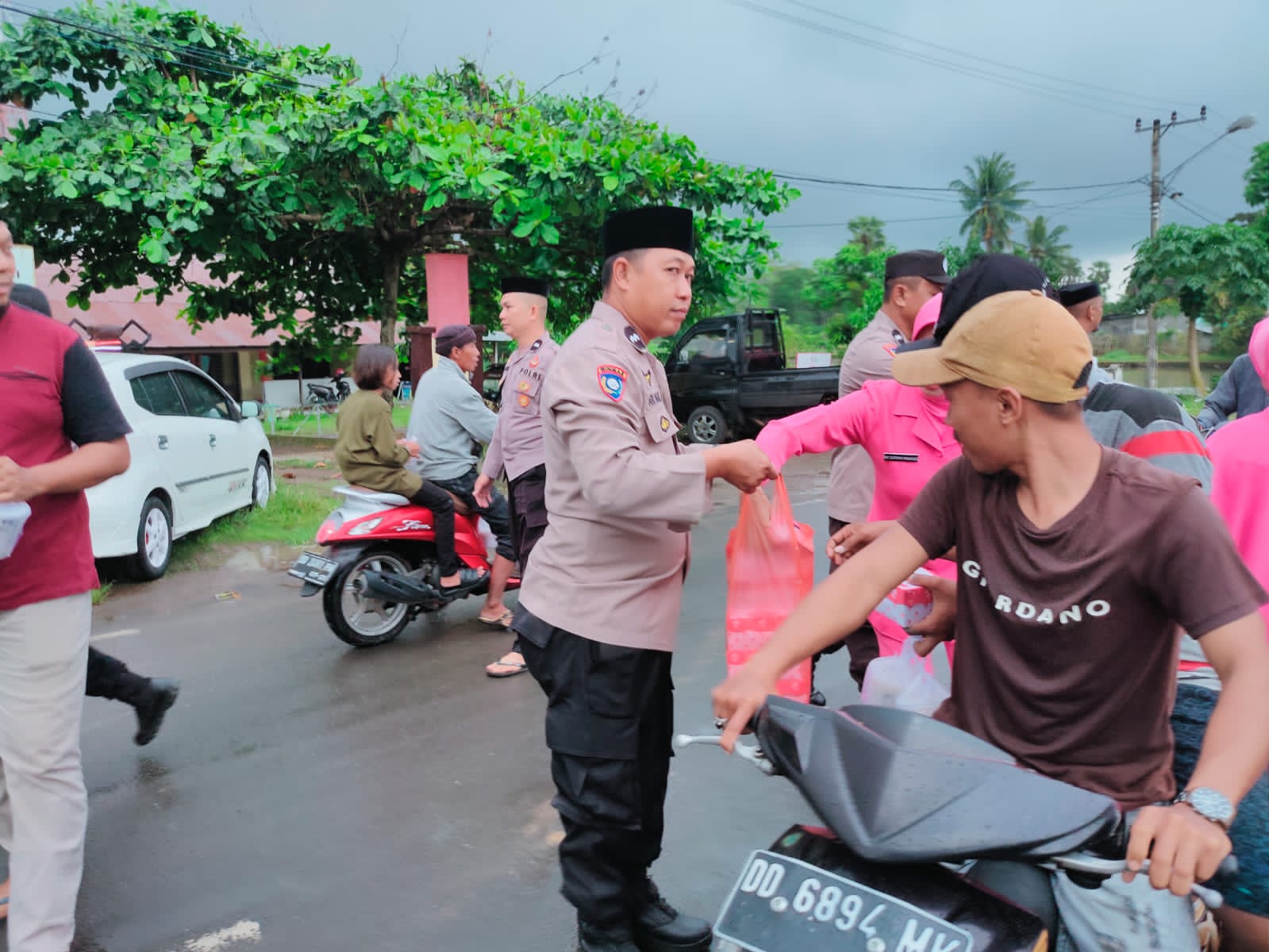 Ramadhan Bulan Penuh Berkah, Polsek Mappakasunggu  Polres Takalar Berbagi Takjil 