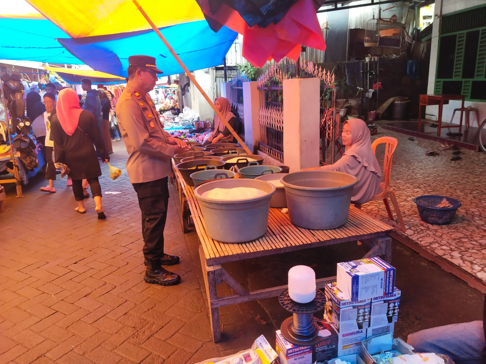 Ciptakan Situasi Aman dan Kondusif, Polsek Pattallassang Gelar Patroli Dialogis di Pasar Tradisional