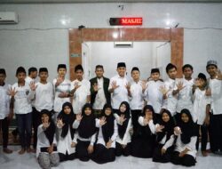 Pembina DMI Prov. Sulsel, MAYJEND TNI ( Purn ) H. Andi Muhammad Mappanyukki, SH. MH Melakukan Safari Ramadhan Di Mesjid Baiturrahman Kec. Bontomarannu Kab. Gowa.