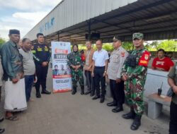 Danramil, Camat Dan Kapolsek Berbagi Takjil Di Pelabuhan BBJ Bojonegara