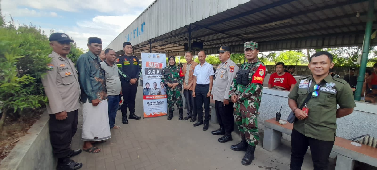Danramil, Camat Dan Kapolsek Berbagi Takjil Di Pelabuhan BBJ Bojonegara