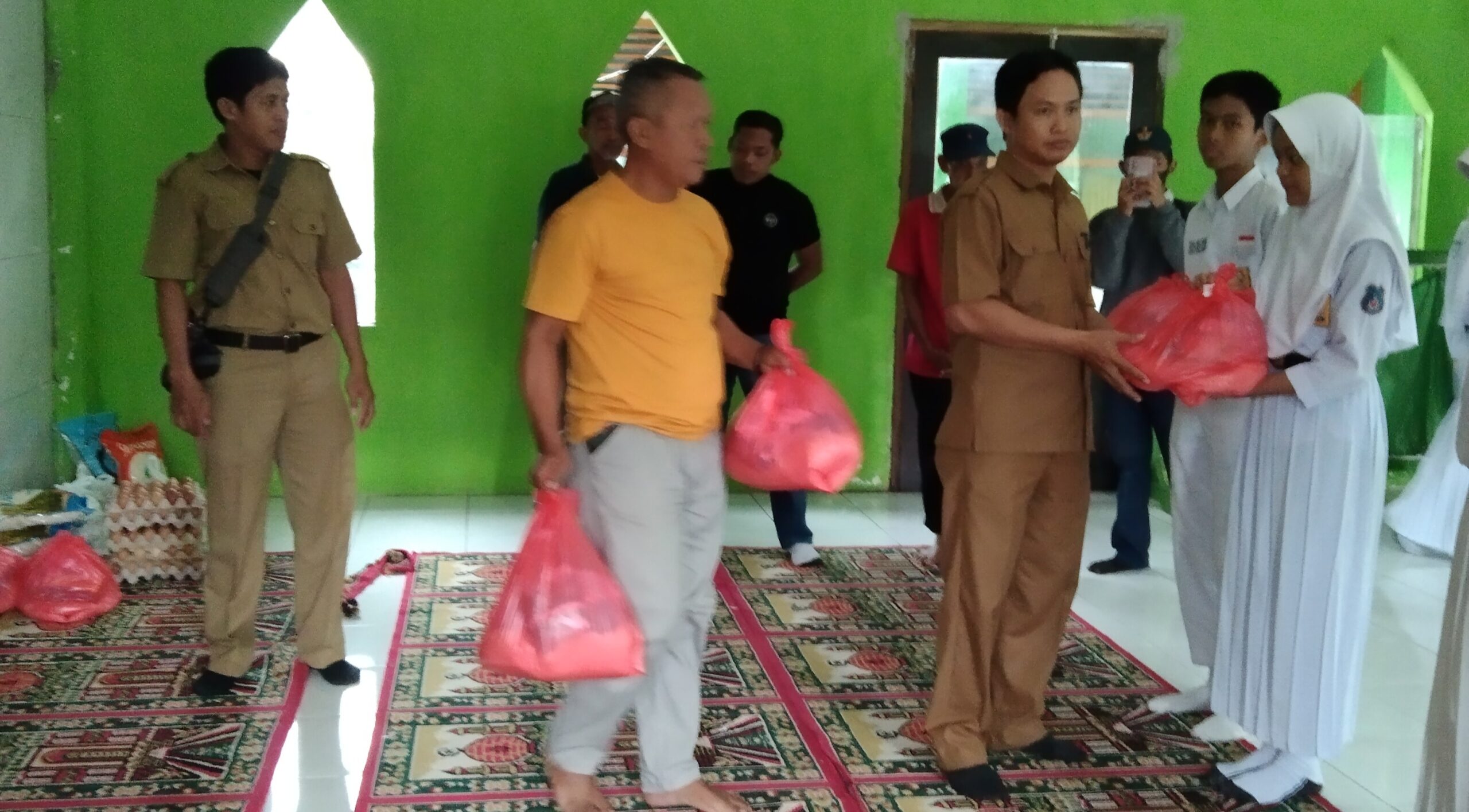 Ramadan Karim SMP Negeri 2 Sungguminasa berikan santunan paket sembako