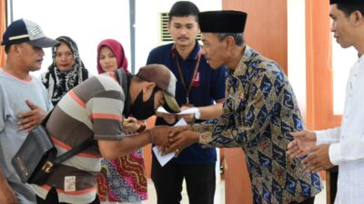 Ratusan Petugas Kebersihan di OKI Terima Zakat 