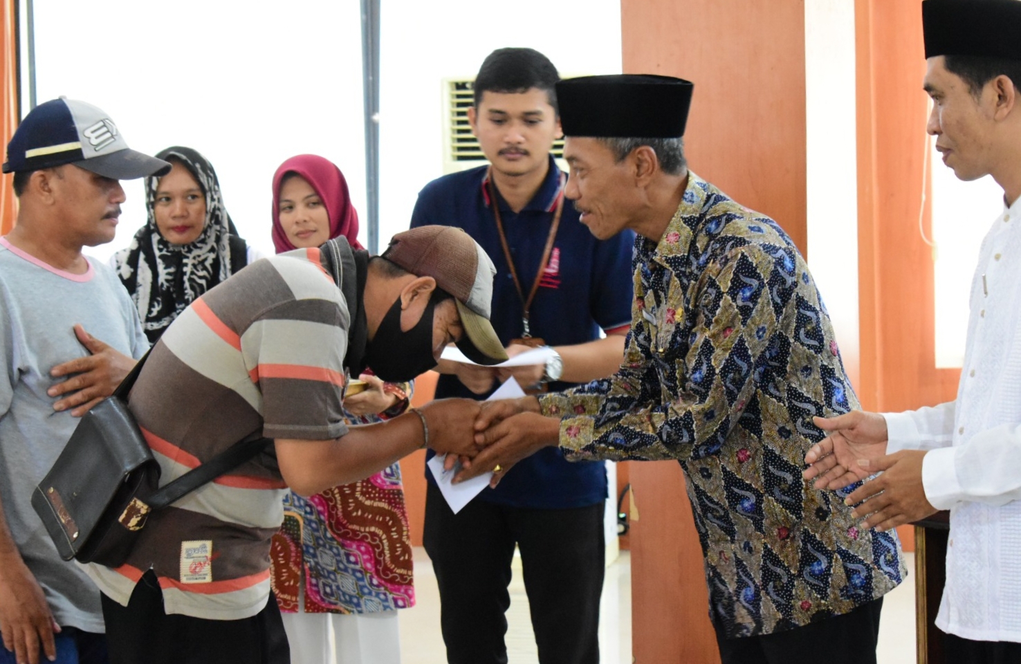 Ratusan Petugas Kebersihan di OKI Terima Zakat 