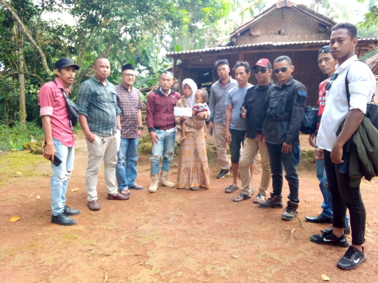 Forwal Dan Aliansi Aktivis Lebak Laksanakan Bakti Sosial Untuk Intan Yang Menderita Penyakit Tumor Di Mata