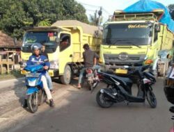 Mobil Truk Galian Tanah Menabrak Pengendara Roda Dua Dan Meninggal Di Tempat