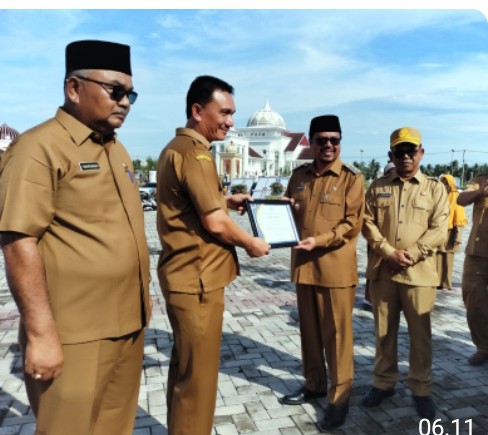 Usai Pimpin Apel Gabungan, Pj Bupati Aceh Utara Serahkan Penghargaan untuk Nakes Teladan dan Gampong Berprestasi. 