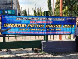 Sosialisasikan Ops Patuh Maung 2023, Sat Lantas Polres Lebak Lakukan Pemasangan Spanduk