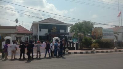 Aksi Di Kejari Kayuagung, FPGSS Laporkan Dugaan Indikasi Korupsi Dana Desa Dan Penyalahgunaan Jabatan