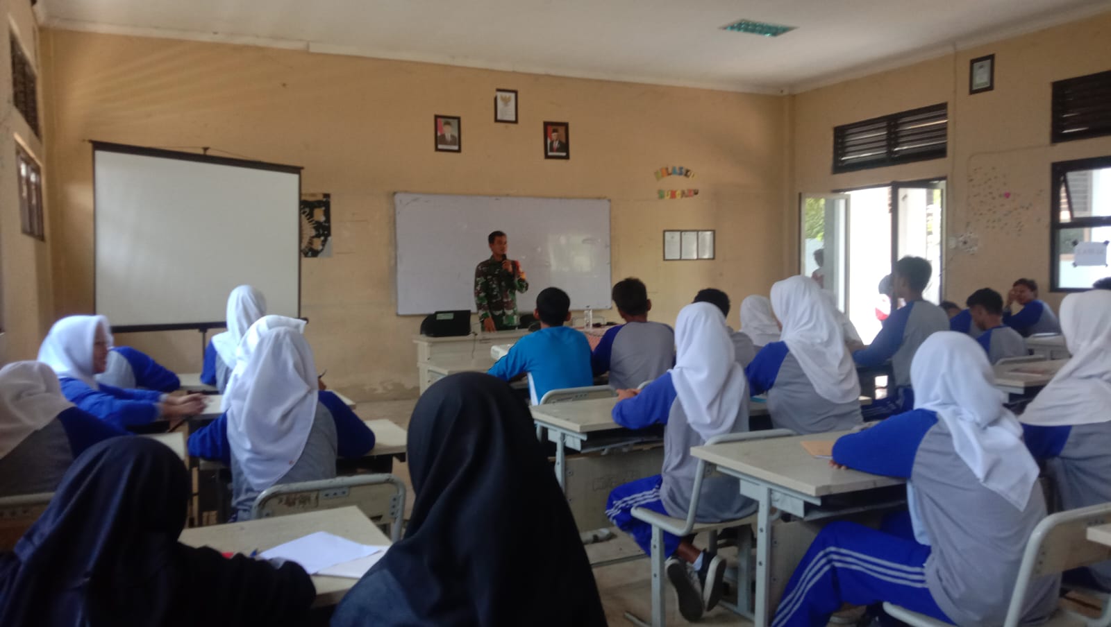 Berikan Materi Wasbang, Babinsa Koramil 0602-11/Tirtayasa Kenalkan Nilai-Nilai Pancasila Pada Siswa – siswi SMAN 1 Tirtayasa