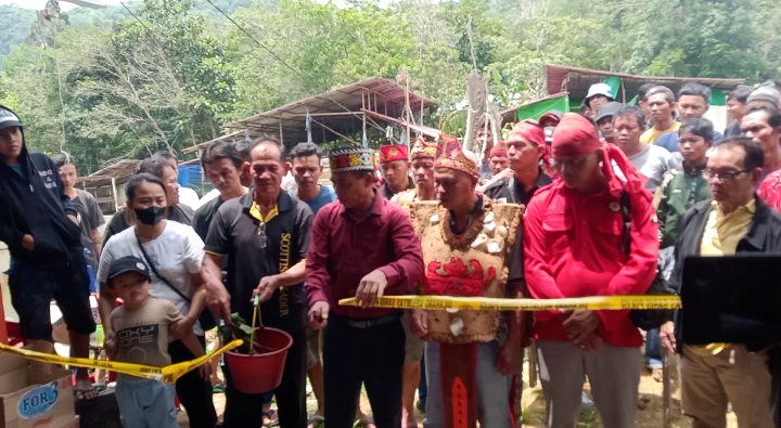 Garis Polis Line Dirumah Ahkian Resmi di Potong Oleh Ketua DAD Bengkayang.