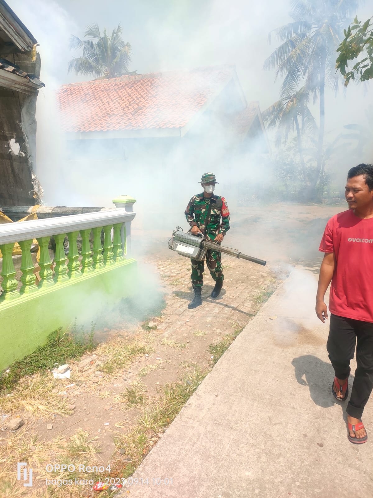 Babinsa Desa Sukabakti Melakukan Pendampingan Kegiatan Fogging Pencegahan DBD