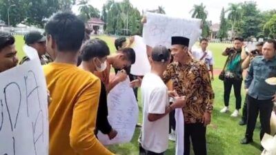 Patut Ditiru, Bupati OKI Sambut Hangat Massa Aksi Di Halaman Kantor Pemda
