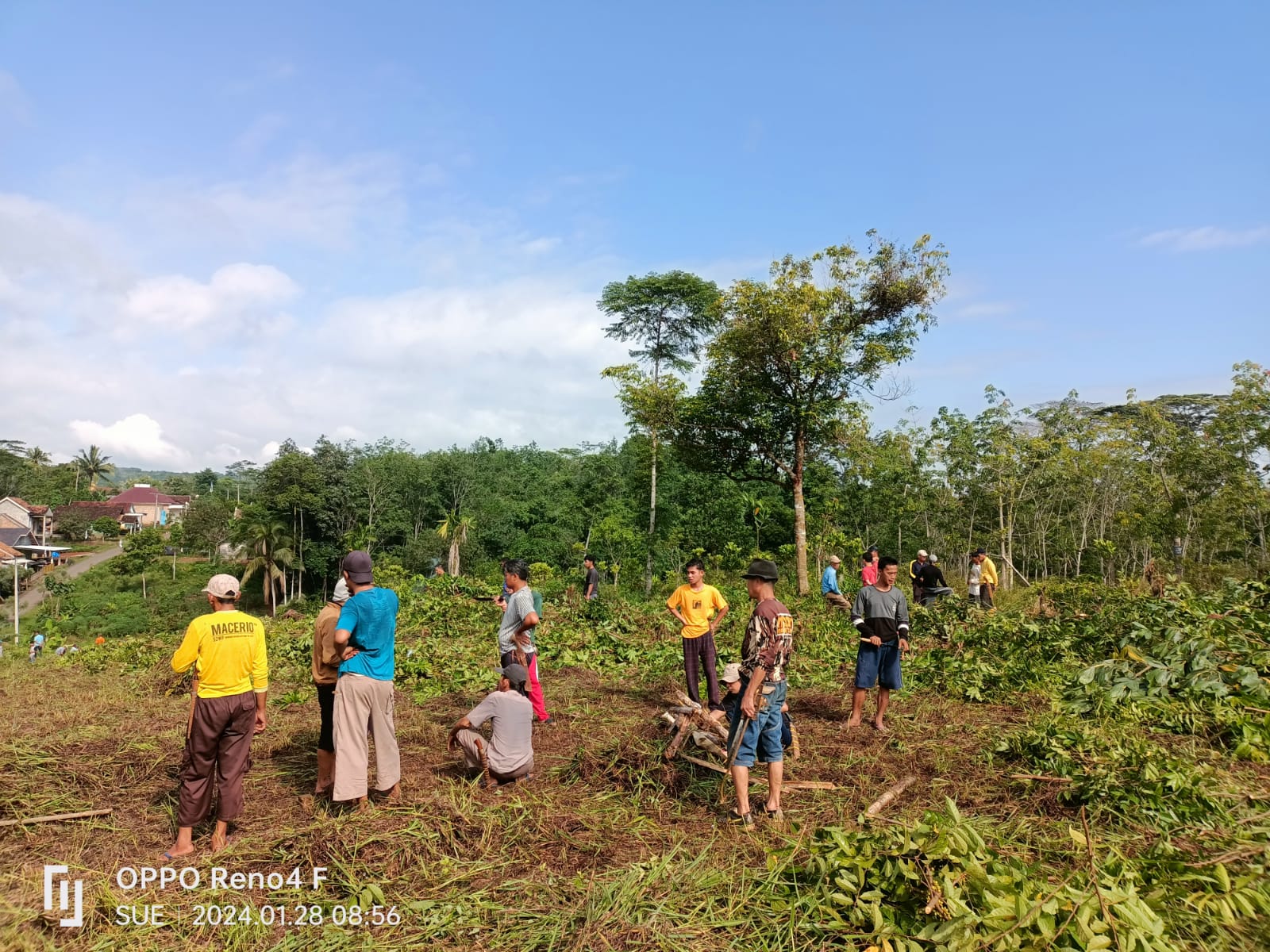 Kepala Kampung Jaya Tinggi Ajak Masyarakat Gotong Royong Membersihkan TPU