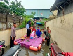 Pantau Lokasi Banjir, Babinsa, Bhabinkamtibmas Bersama Tiga Pilar Bantu Evakuasi Warga