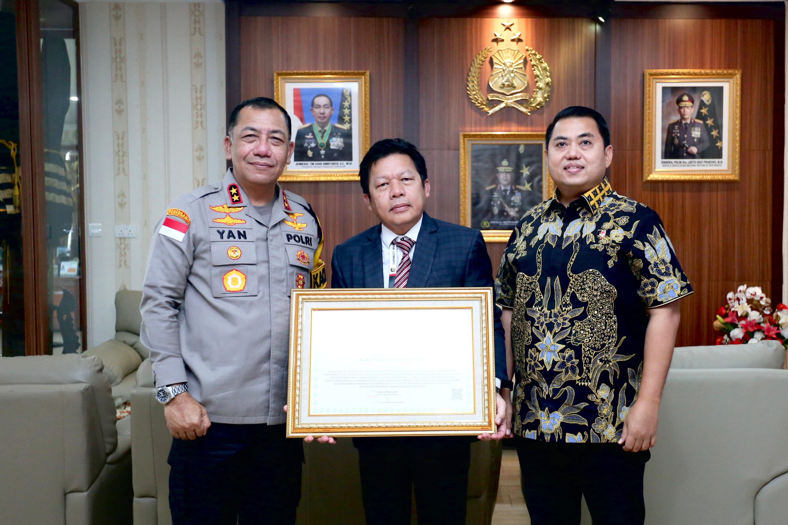 POLDA KEPRI TERIMA PENGANUGERAHAN PRESISI AWARD DARI LEMKAPI