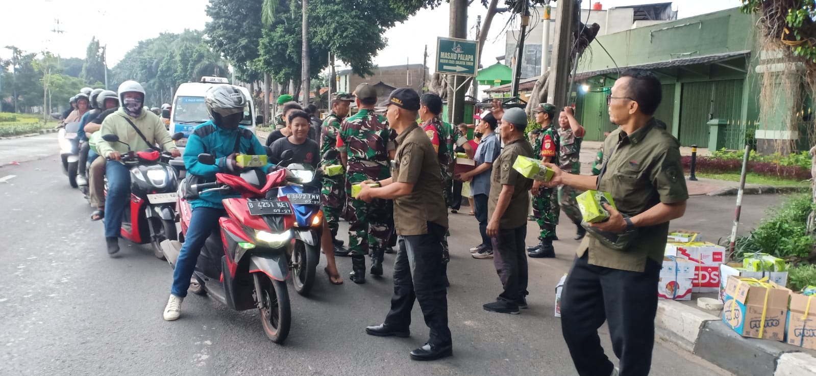 Indahnya Berbagi, Mitra Jalak Kodim 0505/Jakarta Timur Bagikan Takjil