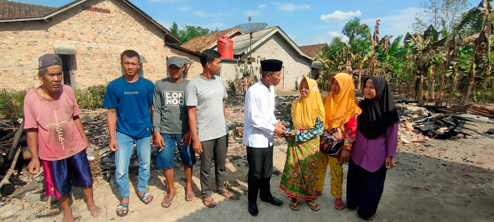 Sambangi Korban Kebakaran, Shodiq Berikan Bantuan dan Hibur Mbah Sukini