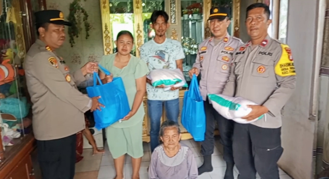 Bentuk kepedulian Terhadap Sesama, Kapolsek Tambelang Berikan Sembako Kepada Lansia Yang Sedang Sakit