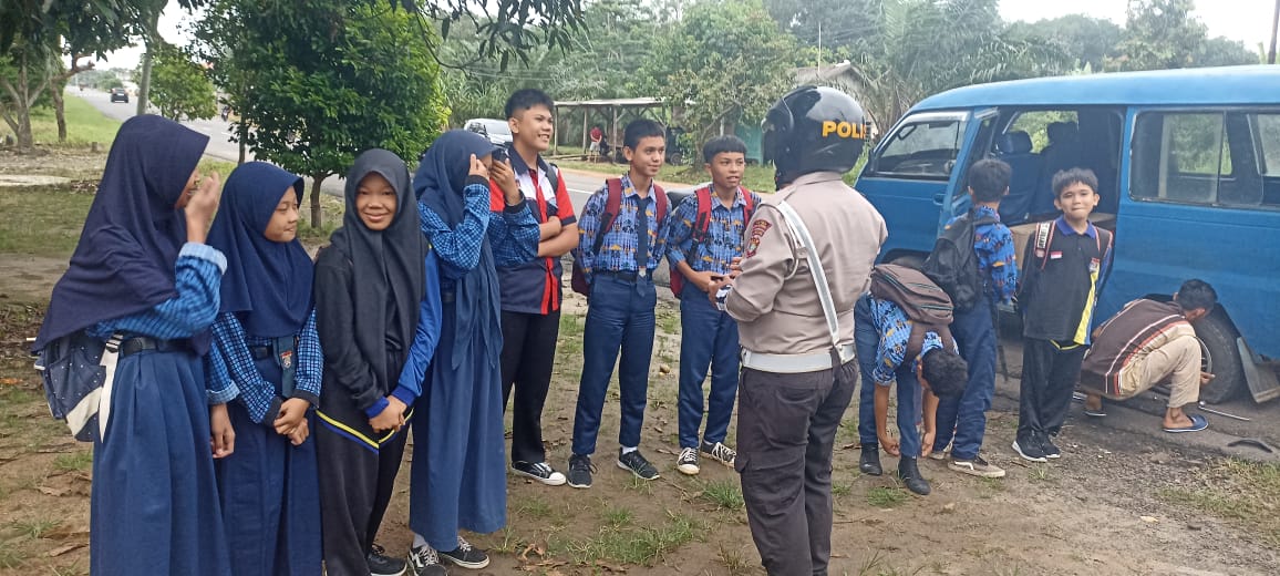 Tingkatkan KamseltibcarLantas, Polres Way Kanan Imbau Sopir Angkot dan Penumpang Peduli Keselamatan