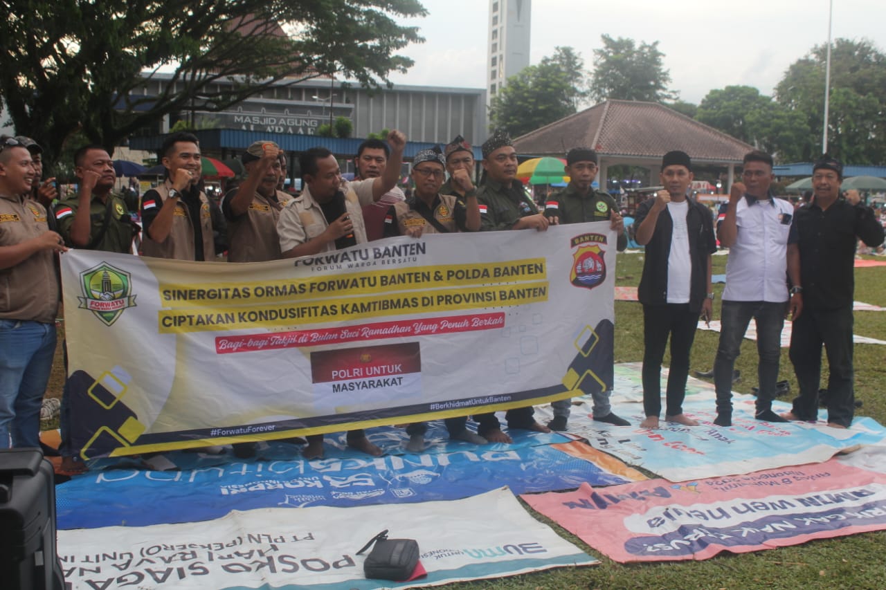Berbagi Kebaikan di Bulan Ramadhan, Forwatu Banten bersama Kepolisian Polda Banten Bagikan Takzil Kepada Tukang Becak di Rangkasbitung