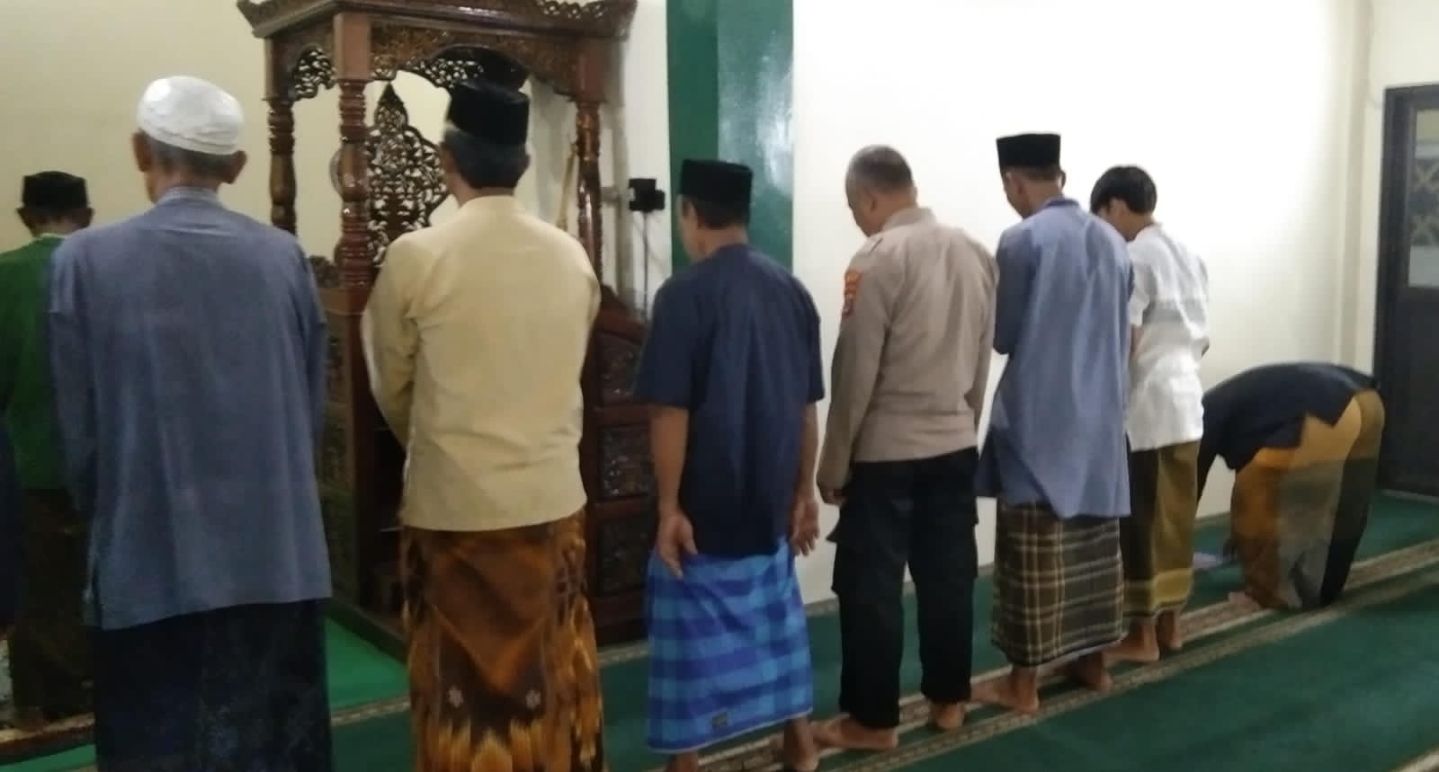 Anggota Polsek Maja Polres Lebak Laksanakan Sholat Subuh Berjamaah