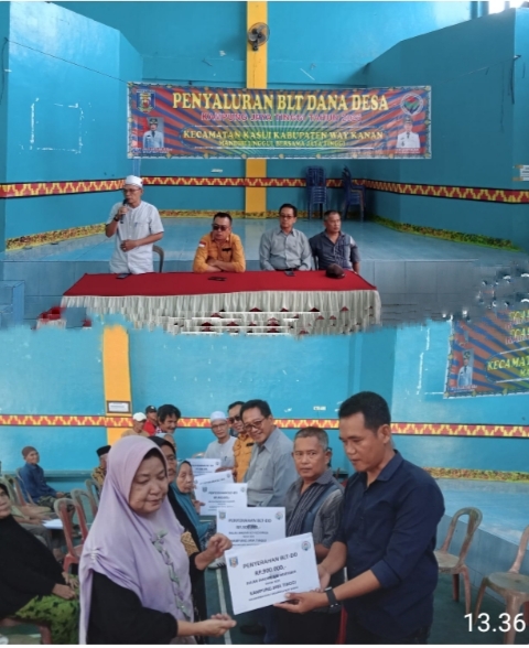 Kepala Kampung Jaya Tinggi Salurkan BLT DD Triwulan Pertama Tahun 2025