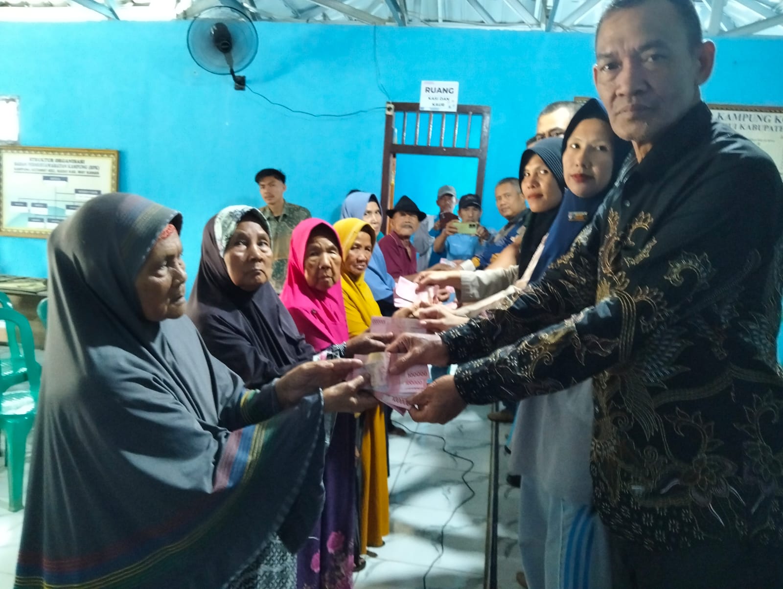 Pembagian BLT DD Tahap Pertama di Kampung Kota Way Berjalan Lancar