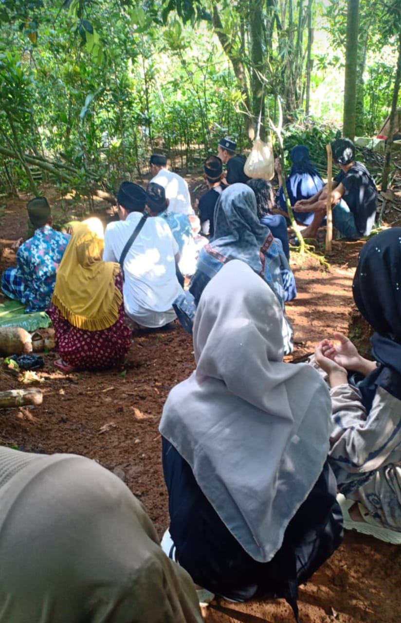Viral Tradesi Gotong Royong Masyarakat Desa Banjarsari Bersih Bersih Makam