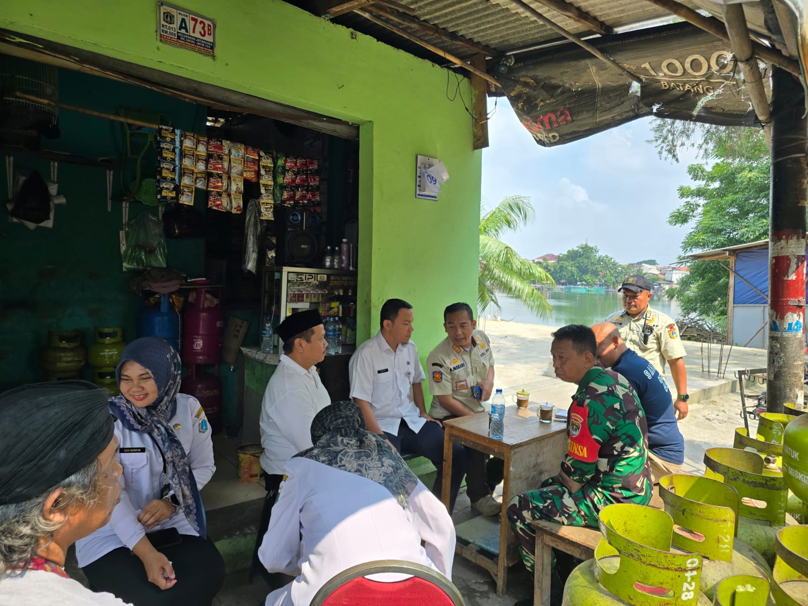 Ngopi Bareng Warga , Serka Bambang Ajak Peduli Lingkungan