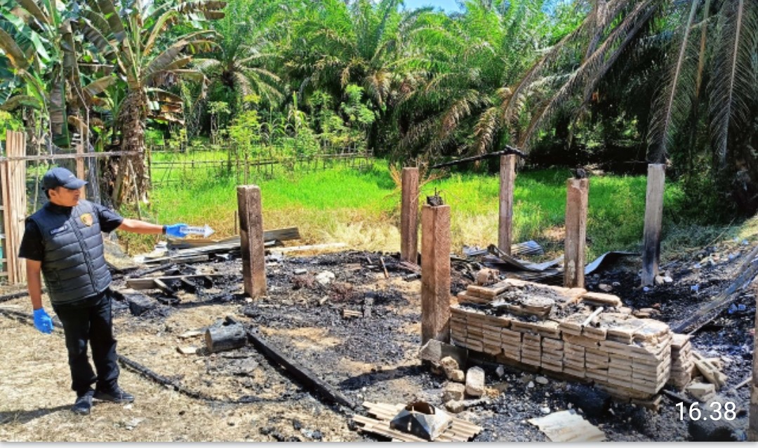 Satreskrim Polres Aceh Timur Olah TKP Kebakaran Rumah di Simpang Ulim