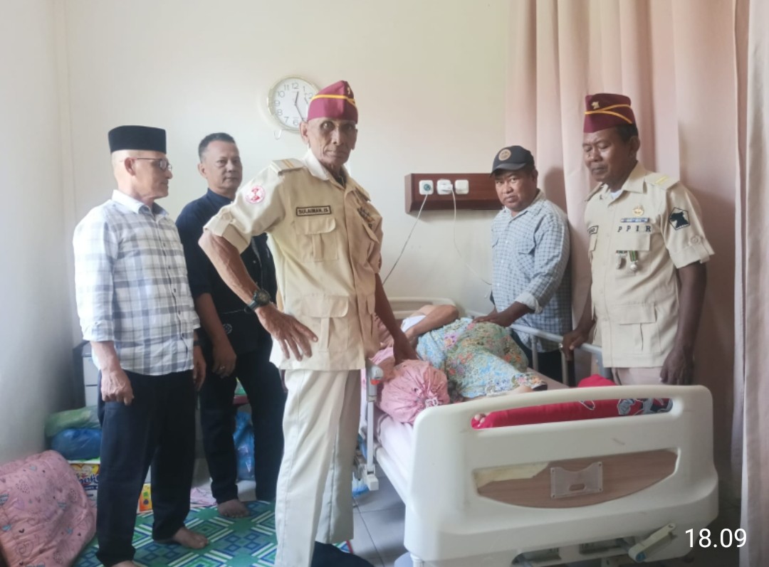 Bentuk Kepedulian PPIR Aceh Timur Besuk Serka (Purn) Jamaluddin di RSUD dr.Zubir Mahmud