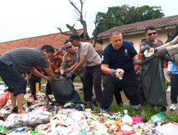 Peduli Lingkungan Kapolsek Serang Baru Bersama Camat dan Ormas PP Bersihkan Sampah di Pinggir Jalan Peduli Lingkungan Kapolsek Serang Baru Bersama Camat dan Ormas PP Bersihkan Sampah di Pinggir Jalan