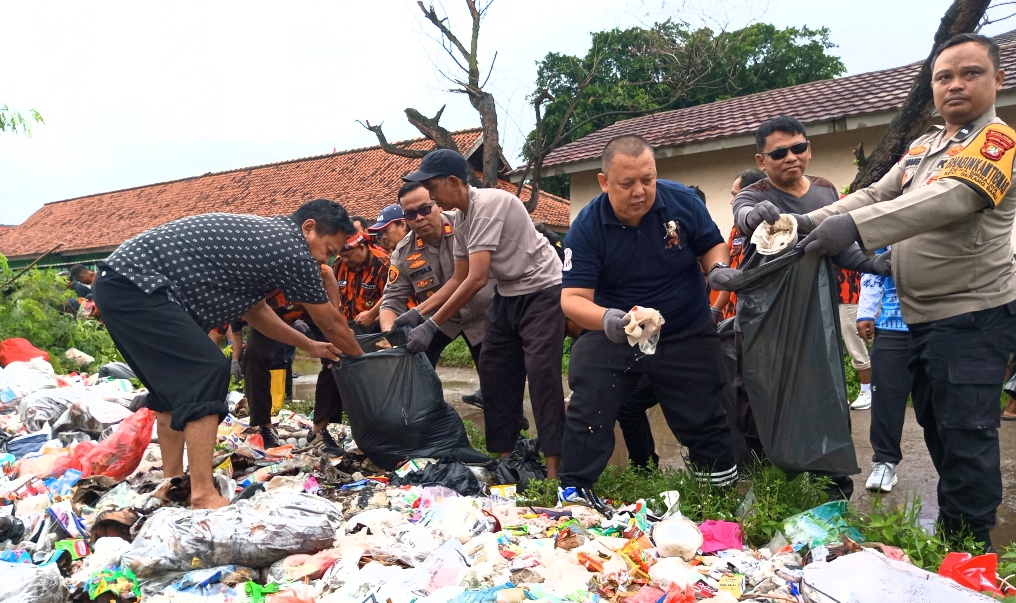 Peduli Lingkungan Kapolsek Serang Baru Bersama Camat dan Ormas PP Bersihkan Sampah di Pinggir Jalan