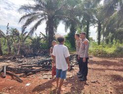 Polisi Beri Bantuan Sembako Untuk Warga Korban Kebakaran di Rebang Tangkas Polisi Beri Bantuan Sembako Untuk Warga Korban Kebakaran di Rebang Tangkas