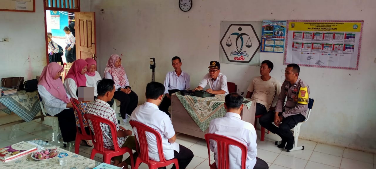 Melalui Problem Solving, Bhabinkamtibmas Selesaikan Permasalahan Oknum Guru Kepada Murid di SDN 1 Tangkas Kasui