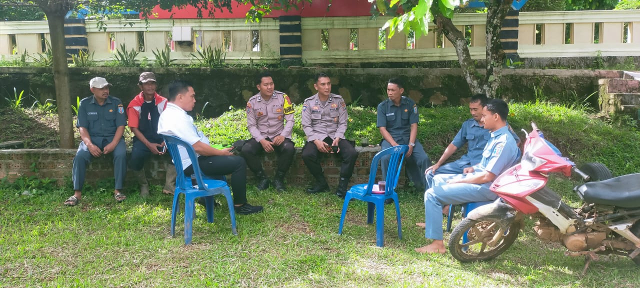 Jum’at Curhat, Polsek Blambangan Umpu Sosialisasi Layanan 110 di Kampung Brata Yudha