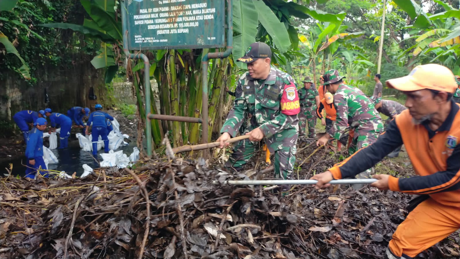 Karya Bakti TNI Skala Besar Kodim 0505/Jakarta Timur : Kolaborasi Untuk Lingkungan Bersih di Gereja Katholik Maria Vianney.