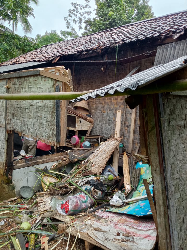 Akibat Hujan Deras Rumah Warga Tertimpah Pohon Kelapa