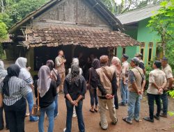 Serius Bantu Warga yang huni Rumah Tak Layak, Forwatu Banten Gandeng Kartini Forwatu kembali Kunjungi di Momentum Liwetan Bareng Pak Eman