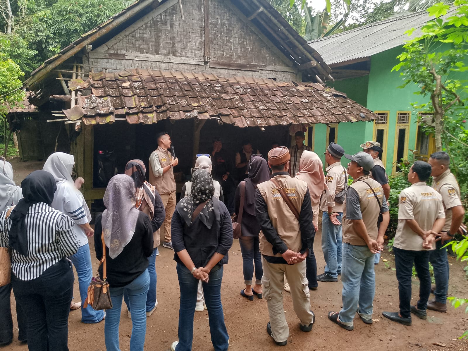 Serius Bantu Warga yang huni Rumah Tak Layak, Forwatu Banten Gandeng Kartini Forwatu kembali Kunjungi di Momentum Liwetan Bareng Pak Eman