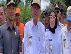 Bupati dan Wakil Bupati Mengunjungi Lokasi Banjir Sekaligus Memberikan Bantuan Logistik Untuk Masyarakat di Kampung Sri Menanti
