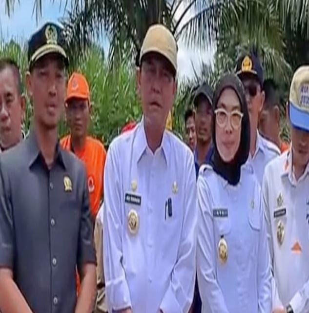 Bupati dan Wakil Bupati Mengunjungi Lokasi Banjir Sekaligus Memberikan Bantuan Logistik Untuk Masyarakat di Kampung Sri Menanti