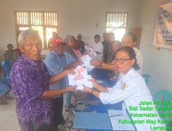 kampung Bali Sadar Kecamatan Banjit Bagikan BLT DD Ke-12 KPM, Harapan Nyoman Simpen Bantuan Jangan Buat Malas Bekerja