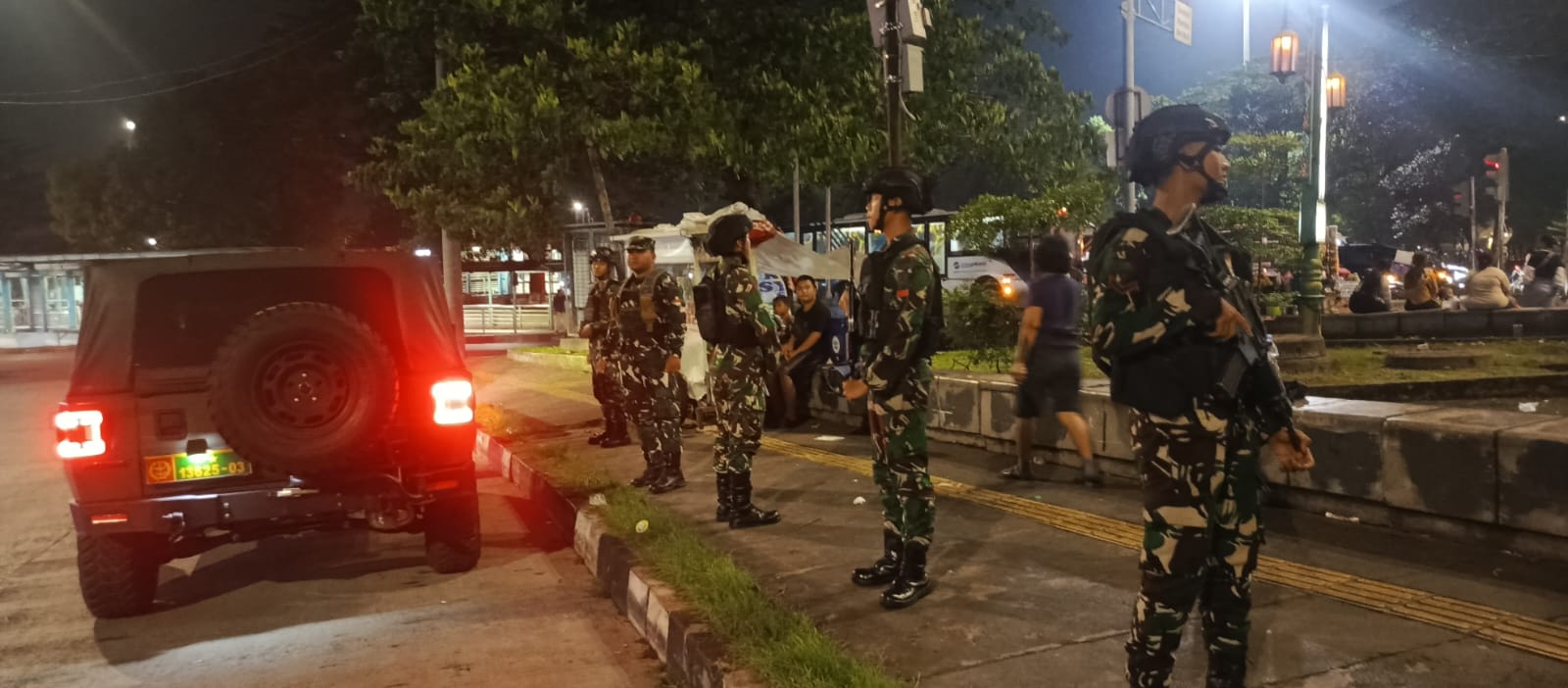 Kondusifitas Kampung Terjaga, Koramil 03/Pasar Rebo, Ciracas Giat Rutin Patroli Malam
