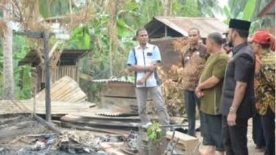 Bupati Al-Farlaky Salurkan Bantuan Masa Panik untuk Korban Kebakaran di Gampong Buket Kuta