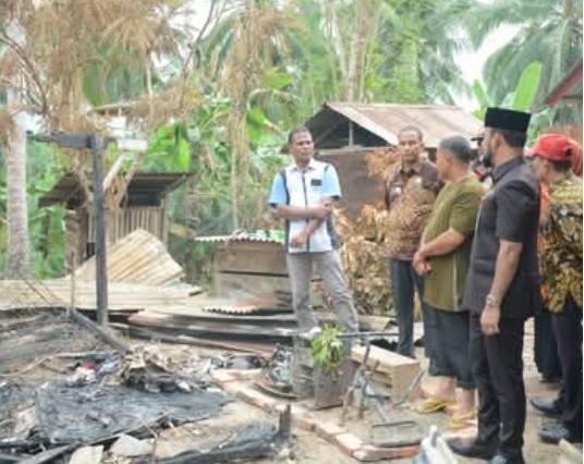 Bupati Al-Farlaky Salurkan Bantuan Masa Panik untuk Korban Kebakaran di Gampong Buket Kuta
