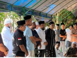 Bupati Al-Farlaky Hadiri Pemakaman Tokoh Masyarakat Simpang Ulim Bupati Al-Farlaky Hadiri Pemakaman Tokoh Masyarakat Simpang Ulim